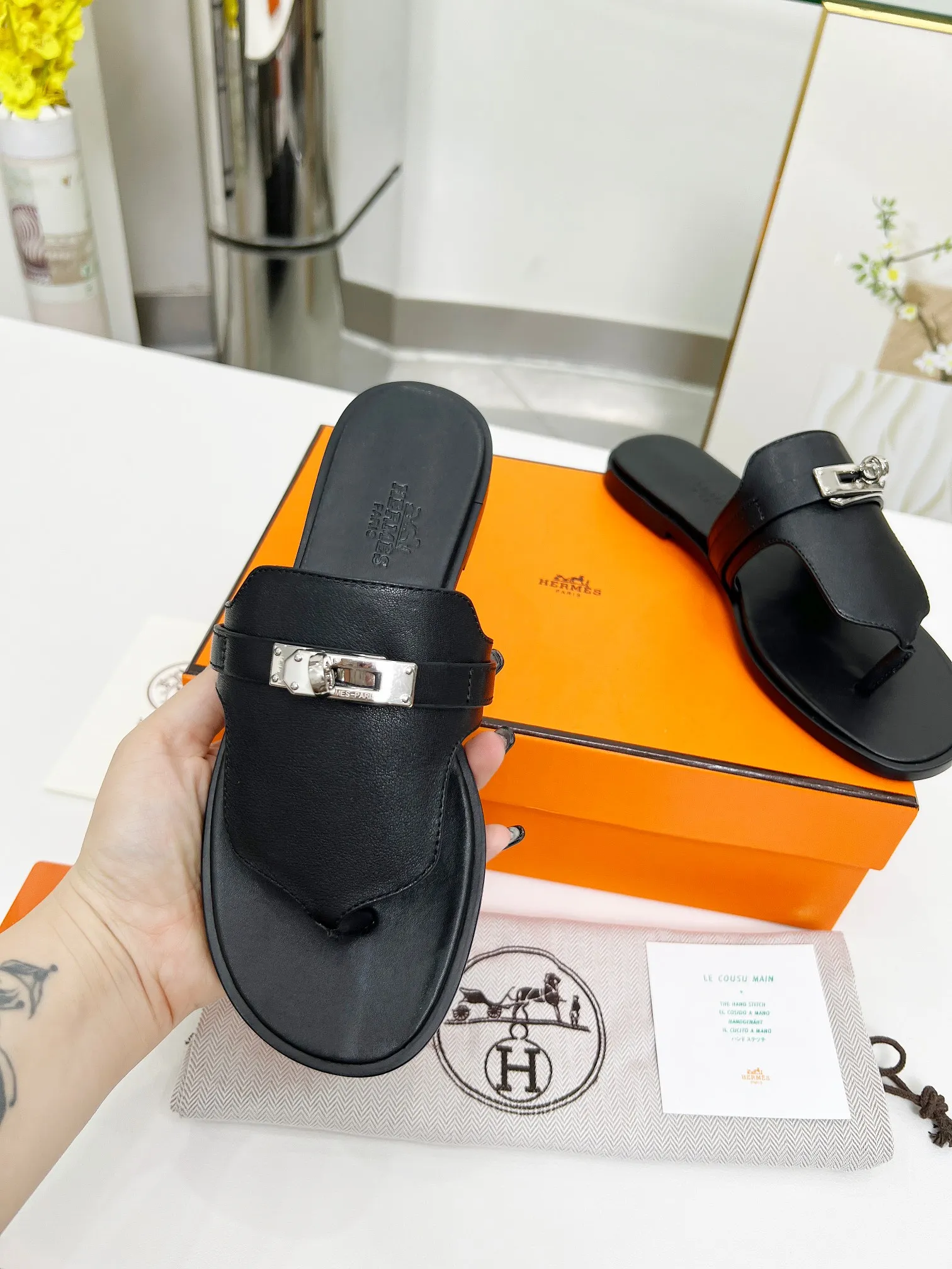 👟👟Ex-factory price 480👟👟 (top version) 👫Hermes ❗️❗️Original purchase and development⚠️ A must-have artifact for daily home, travel and vacation🉑 in spring and summer. High-end quality Code number: 35-40 (41/42 can be customized)